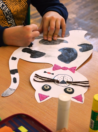 Praca plastyczna - kolorowy kot z papieru