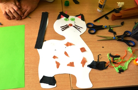 Praca plastyczna - kolorowy kot z papieru