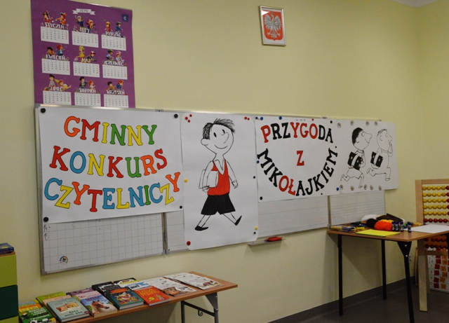 Plakaty konkursowe z postacią Mikołajka oraz napisami Gminny konkurs czytelniczy Przygoda z Mikołajkiem