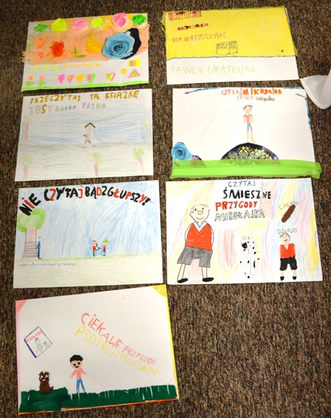 Plakaty dotyczące książki wykonane przez dzieci podczas konkursu