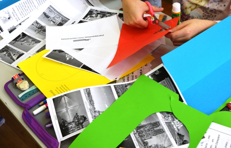 Zdjęcia i kolorowe kartki do wykonania lapbooka