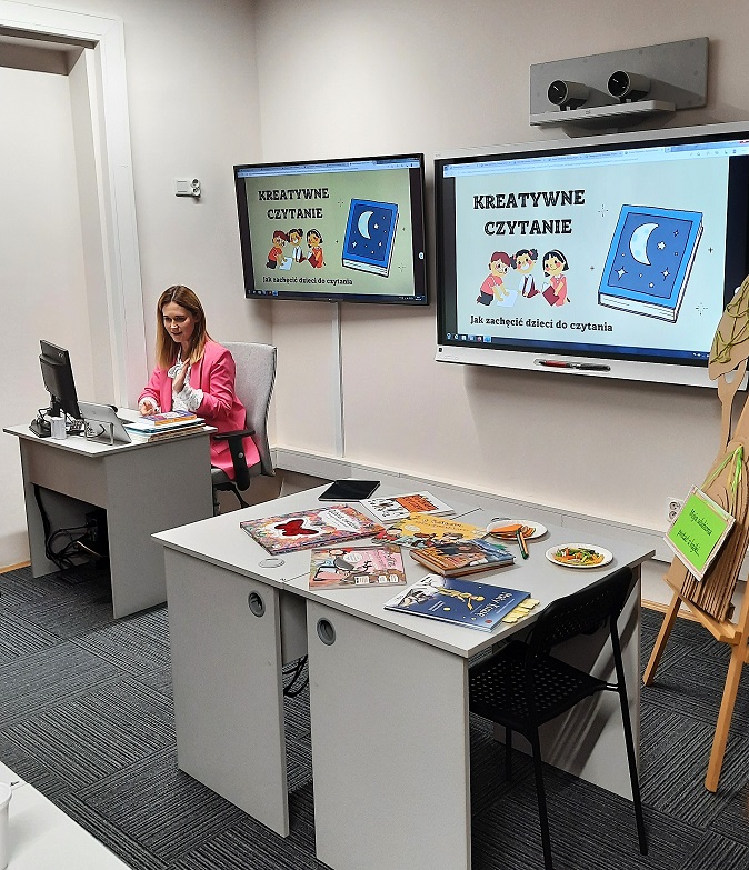 Bibliotekarka przedstawia prezentację o czytaniu kreatywnym na tablicy interaktywnej.
