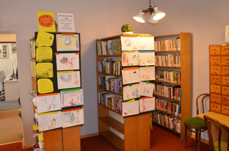 Prace przedszkolaków na wystawie w bibliotece.